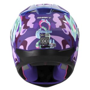 CASCO INTEGRAL SHAFT SH-560 AQUARIA🔥 El casco SH-560 de la marca Shaft es un casco integral que combina seguridad y comodidad para los motociclistas. Detalles: Carcasa de ABS: Fabricada con termoplástico de alta resistencia, proporciona una protección sólida en caso de impacto. Tecnología SAT: El interior del casco está equipado con la tecnología de absorción de impactos para una protección efectiva durante la conducción. Tapizado de lujo: Fabricado en tela 100% de poliéster con propiedades antibacterianas, ofrece una mayor comodidad y ajuste para el usuario. Cubre barbilla de tela: Ayuda a impedir el ingreso de viento al interior del casco, proporcionando una experiencia de conducción más cómoda. Visor de policarbonato: Con protección UV y resistente a rayaduras, ofrece una visión clara y protegida durante la conducción. Sistema de ventilación superior Airbooster Technology: El aire se extrae de las tomas de aire frontales y es conducido de forma forzada hacia las zonas más críticas del casco, proporcionando una ventilación óptima y evitando la dispersión del aire. Sistema de broche micrométrico ajustable: Asegura un cierre seguro y un ajuste personalizado para cada usuario. Tamaños de coraza: Disponible en dos tamaños de coraza para adaptarse mejor a diferentes tamaños de cabeza. Compatible con Pinlock 30: Permite la integración del Pinlock 30 (no incluido) para mantener una visión clara en condiciones de humedad. Certificaciones de seguridad: Cumple con la norma europea ECE-R 2205 y decreto Supremo N° 231, de 2000 del Ministerio de Transportes y Telecomunicaciones de Chile. Este casco integral de la marca Shaft cumple con los más altos estándares de seguridad y comodidad, siendo una opción confiable para los motociclistas en sus viajes. Cuenta con: Funda protectora