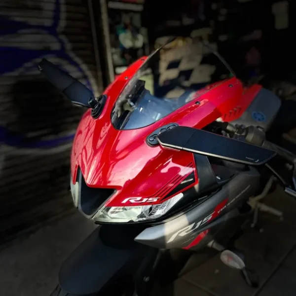 ESPEJO TIPO ALERÓN PARA MOTOS DEPORTIVAS🔥 Mejora la estética y aerodinámica de tu moto con estos espejos tipo alerón diseñados para motos deportivas. Fabricados con materiales de alta calidad, ofrecen un diseño moderno y funcional que se adapta a cualquier moto deportiva, brindando un estilo único y mejorando la visibilidad. Incluye: Pernos de instalación. Gomas de amortiguación. Llave Allen. Estos espejos tipo alerón son la elección perfecta para motociclistas que buscan combinar estilo y funcionalidad en sus motos deportivas.