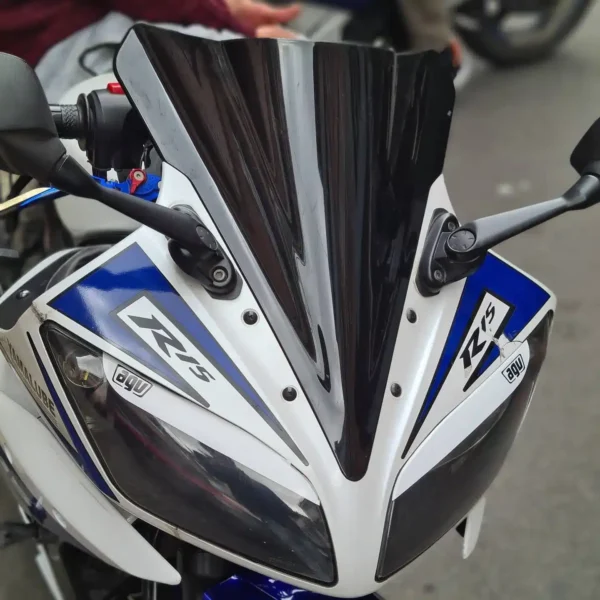 CÚPULA DOBLE BURBUJA O PARABRISAS PARA YAMAHA R15🔥 Descripción: Mejora la aerodinámica y el estilo de tu Yamaha R15 con la cúpula doble burbuja, diseñada para ofrecer una mayor protección contra el viento y mejorar la estética de tu motocicleta. Esta cúpula no solo añade un toque deportivo, sino que también proporciona un mejor flujo de aire para una conducción más cómoda y eficiente. Disponible en: Ahumada Negra Cromada Tornasol Esta cúpula es el complemento perfecto para quienes buscan personalizar su Yamaha R15 con un accesorio que combina funcionalidad y estilo.