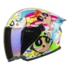 CASCO DE MOTO SHAFT SH-226SP POWERPUFF BLANCO + MICA TRANSPARENTE DE REGALO 🎁 EDICIÓN LIMITADA🔥 El casco SH-226SP de la marca Shaft es una edición limitada en colaboración con Cartoon Network, diseñada para los fanáticos de la animación que buscan estilo y seguridad en la carretera. Detalles: Carcasa de ABS: Fabricada con termoplástico de alta resistencia, proporciona una protección sólida en caso de impacto. Tecnología SAT: El interior del casco está equipado con la tecnología de absorción de impactos para una protección efectiva durante la conducción. Tapizado de lujo personalizado: Fabricado en tela 100% de poliéster con propiedades antibacterianas, ofrece una comodidad y ajuste excepcionales para el usuario. Visor de policarbonato con protección UV y anti-scratch: Ofrece una visión clara y protegida durante la conducción, además cuenta con un visor interior abatible para adaptarse a diferentes condiciones de luz. Ventilaciones superiores regulables: Permiten una circulación de aire personalizada para mantener la cabeza fresca y seca en todo momento. Salidas posteriores fijas: Permiten la evacuación eficiente del aire al interior del casco, proporcionando una ventilación óptima. Sistema de broche micrométrico ajustable: Asegura un cierre seguro y un ajuste personalizado para cada usuario. Preparado para intercomunicador: Listo para integrar un sistema de intercomunicador para una experiencia de conducción conectada. Compatible con Pinlock: Permite la integración del Pinlock (no incluido) para mantener una visión clara en condiciones de humedad. Certificaciones de seguridad: Cumple con la norma europea ECE-R 2206 y Decreto Supremo N° 231, de 2000 de Ministerio de Transportes y Telecomunicaciones de Chile. Sistema de SOS de remoción rápida de acolchado en caso de accidentes: Permite una atención rápida en caso de emergencia. Incluye: Visor transparente y visor de color. Alerón trasero. Kit de repuestos para el sistema de fijación del visor. Funda protectora. El casco SH-226SP de Shaft es una excelente opción, ofreciendo una experiencia completa y segura para los motociclistas