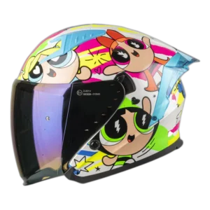 CASCO DE MOTO SHAFT SH-226SP POWERPUFF BLANCO + MICA TRANSPARENTE DE REGALO 🎁 EDICIÓN LIMITADA🔥 El casco SH-226SP de la marca Shaft es una edición limitada en colaboración con Cartoon Network, diseñada para los fanáticos de la animación que buscan estilo y seguridad en la carretera. Detalles: Carcasa de ABS: Fabricada con termoplástico de alta resistencia, proporciona una protección sólida en caso de impacto. Tecnología SAT: El interior del casco está equipado con la tecnología de absorción de impactos para una protección efectiva durante la conducción. Tapizado de lujo personalizado: Fabricado en tela 100% de poliéster con propiedades antibacterianas, ofrece una comodidad y ajuste excepcionales para el usuario. Visor de policarbonato con protección UV y anti-scratch: Ofrece una visión clara y protegida durante la conducción, además cuenta con un visor interior abatible para adaptarse a diferentes condiciones de luz. Ventilaciones superiores regulables: Permiten una circulación de aire personalizada para mantener la cabeza fresca y seca en todo momento. Salidas posteriores fijas: Permiten la evacuación eficiente del aire al interior del casco, proporcionando una ventilación óptima. Sistema de broche micrométrico ajustable: Asegura un cierre seguro y un ajuste personalizado para cada usuario. Preparado para intercomunicador: Listo para integrar un sistema de intercomunicador para una experiencia de conducción conectada. Compatible con Pinlock: Permite la integración del Pinlock (no incluido) para mantener una visión clara en condiciones de humedad. Certificaciones de seguridad: Cumple con la norma europea ECE-R 2206 y Decreto Supremo N° 231, de 2000 de Ministerio de Transportes y Telecomunicaciones de Chile. Sistema de SOS de remoción rápida de acolchado en caso de accidentes: Permite una atención rápida en caso de emergencia. Incluye: Visor transparente y visor de color. Alerón trasero. Kit de repuestos para el sistema de fijación del visor. Funda protectora. El casco SH-226SP de Shaft es una excelente opción, ofreciendo una experiencia completa y segura para los motociclistas