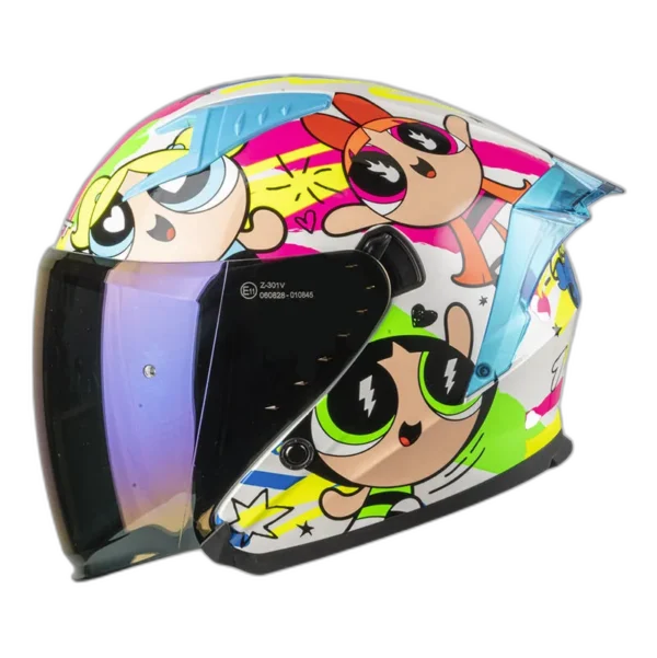CASCO DE MOTO SHAFT SH-226SP POWERPUFF BLANCO + MICA TRANSPARENTE DE REGALO 🎁 EDICIÓN LIMITADA🔥 El casco SH-226SP de la marca Shaft es una edición limitada en colaboración con Cartoon Network, diseñada para los fanáticos de la animación que buscan estilo y seguridad en la carretera. Detalles: Carcasa de ABS: Fabricada con termoplástico de alta resistencia, proporciona una protección sólida en caso de impacto. Tecnología SAT: El interior del casco está equipado con la tecnología de absorción de impactos para una protección efectiva durante la conducción. Tapizado de lujo personalizado: Fabricado en tela 100% de poliéster con propiedades antibacterianas, ofrece una comodidad y ajuste excepcionales para el usuario. Visor de policarbonato con protección UV y anti-scratch: Ofrece una visión clara y protegida durante la conducción, además cuenta con un visor interior abatible para adaptarse a diferentes condiciones de luz. Ventilaciones superiores regulables: Permiten una circulación de aire personalizada para mantener la cabeza fresca y seca en todo momento. Salidas posteriores fijas: Permiten la evacuación eficiente del aire al interior del casco, proporcionando una ventilación óptima. Sistema de broche micrométrico ajustable: Asegura un cierre seguro y un ajuste personalizado para cada usuario. Preparado para intercomunicador: Listo para integrar un sistema de intercomunicador para una experiencia de conducción conectada. Compatible con Pinlock: Permite la integración del Pinlock (no incluido) para mantener una visión clara en condiciones de humedad. Certificaciones de seguridad: Cumple con la norma europea ECE-R 2206 y Decreto Supremo N° 231, de 2000 de Ministerio de Transportes y Telecomunicaciones de Chile. Sistema de SOS de remoción rápida de acolchado en caso de accidentes: Permite una atención rápida en caso de emergencia. Incluye: Visor transparente y visor de color. Alerón trasero. Kit de repuestos para el sistema de fijación del visor. Funda protectora. El casco SH-226SP de Shaft es una excelente opción, ofreciendo una experiencia completa y segura para los motociclistas
