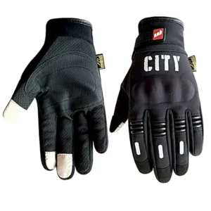 GUANTES CORTOS MADBIKE CITY NEGROS 🔥 Guantes cortos para motociclista de la marca Madbike, modelo City. Diseñados para ofrecer un equilibrio perfecto entre estilo y seguridad, estos guantes son ideales para la conducción urbana. Detalles: Marca: Madbike Modelo: City Ajuste personalizado: Cierre de velcro para un ajuste firme y seguro. Palma reforzada: Proporciona mayor durabilidad y mejor agarre durante la conducción. Protección contra el viento: Mantiene las manos protegidas del viento, asegurando comodidad en cualquier clima. Elementos reflectantes: Aumenta la visibilidad en condiciones de poca luz para una conducción más segura. Los guantes Madbike City combinan funcionalidad y estilo, brindando la seguridad que necesitas en cada viaje.