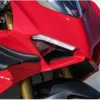 ALERONES AERODINÁMICOS LATERALES🔥 Descripción: Añade un toque deportivo y personalizado a tu motocicleta con nuestro kit de alerones aerodinámicos laterales. Diseñados para mejorar la estética y optimizar el flujo de aire, estos alerones no solo realzan el aspecto de tu moto, sino que también contribuyen a una conducción más estilizada. Incluye: Alerones aerodinámicos laterales. Adhesivos de instalación para una fijación segura y duradera. Instrucciones y Recomendaciones de Instalación: Para garantizar una adherencia óptima de los alerones, es esencial limpiar minuciosamente la zona donde se instalarán. Asegúrate de eliminar cualquier suciedad, grasa o residuo, ya que una superficie limpia es crucial para evitar que los alerones se despeguen fácilmente.