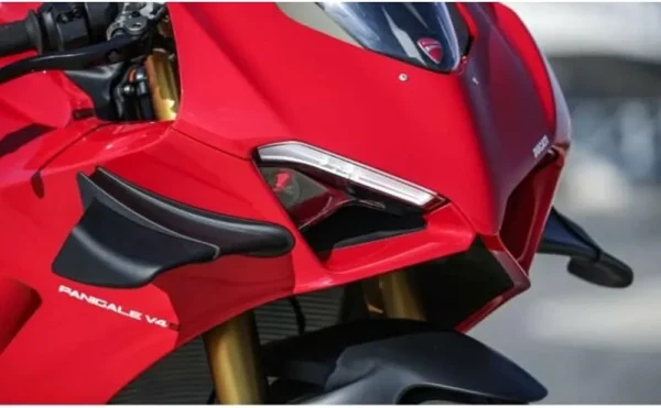 ALERONES AERODINÁMICOS LATERALES🔥 Descripción: Añade un toque deportivo y personalizado a tu motocicleta con nuestro kit de alerones aerodinámicos laterales. Diseñados para mejorar la estética y optimizar el flujo de aire, estos alerones no solo realzan el aspecto de tu moto, sino que también contribuyen a una conducción más estilizada. Incluye: Alerones aerodinámicos laterales. Adhesivos de instalación para una fijación segura y duradera. Instrucciones y Recomendaciones de Instalación: Para garantizar una adherencia óptima de los alerones, es esencial limpiar minuciosamente la zona donde se instalarán. Asegúrate de eliminar cualquier suciedad, grasa o residuo, ya que una superficie limpia es crucial para evitar que los alerones se despeguen fácilmente.