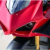 ALERONES AERODINÁMICOS LATERALES🔥 Descripción: Añade un toque deportivo y personalizado a tu motocicleta con nuestro kit de alerones aerodinámicos laterales. Diseñados para mejorar la estética y optimizar el flujo de aire, estos alerones no solo realzan el aspecto de tu moto, sino que también contribuyen a una conducción más estilizada. Incluye: Alerones aerodinámicos laterales. Adhesivos de instalación para una fijación segura y duradera. Instrucciones y Recomendaciones de Instalación: Para garantizar una adherencia óptima de los alerones, es esencial limpiar minuciosamente la zona donde se instalarán. Asegúrate de eliminar cualquier suciedad, grasa o residuo, ya que una superficie limpia es crucial para evitar que los alerones se despeguen fácilmente.