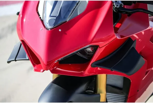 ALERONES AERODINÁMICOS LATERALES🔥 Descripción: Añade un toque deportivo y personalizado a tu motocicleta con nuestro kit de alerones aerodinámicos laterales. Diseñados para mejorar la estética y optimizar el flujo de aire, estos alerones no solo realzan el aspecto de tu moto, sino que también contribuyen a una conducción más estilizada. Incluye: Alerones aerodinámicos laterales. Adhesivos de instalación para una fijación segura y duradera. Instrucciones y Recomendaciones de Instalación: Para garantizar una adherencia óptima de los alerones, es esencial limpiar minuciosamente la zona donde se instalarán. Asegúrate de eliminar cualquier suciedad, grasa o residuo, ya que una superficie limpia es crucial para evitar que los alerones se despeguen fácilmente.