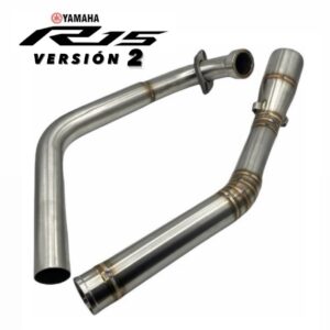 LÍNEA DE ESCAPE PARA YAMAHA R15 V2🔥 Línea completa o full system, construida en acero inoxidable y exclusivamente compatible con Yamaha R15 V2. Su extremo se adapta perfectamente a conexiones de escapes de 51 mm, eliminando la necesidad de adquirir un codo adicional. Su instalación es sencilla, sin requerir soldaduras ni cortes. Detalles: • Construcción en acero inoxidable. • Adaptación perfecta a conexiones de escapes de 51 mm. • Instalación sin necesidad de soldaduras ni cortes. Compatibilidad: • Yamaha R15 V2. • Yamaha R15 V1.