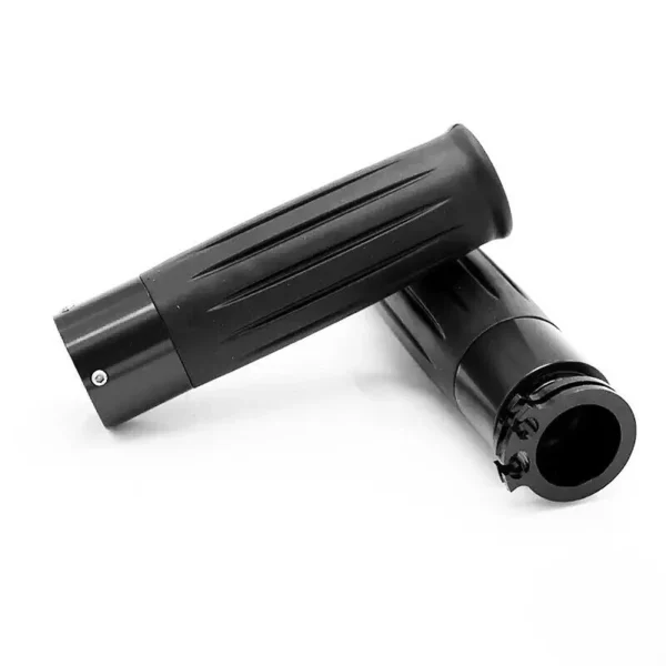 PUÑOS PARA MOTO MODELO RIZOMA🔥 Los puños marca Rizoma, de 22mm o 7/8, son ideales para quienes buscan mejorar el agarre y la comodidad en su motocicleta. Fabricados con una combinación de carcasa metálica y goma de alta calidad, ofrecen un excelente control y durabilidad, lo que los hace perfectos para largos recorridos o conducción deportiva. Producto presentado en caja, listo para instalarse. Características: Diámetro: 22mm (7/8) Carcasa de metal y goma resistente Excelente agarre Producto en caja Estos puños son una excelente opción para quienes buscan un estilo sofisticado sin comprometer la funcionalidad.