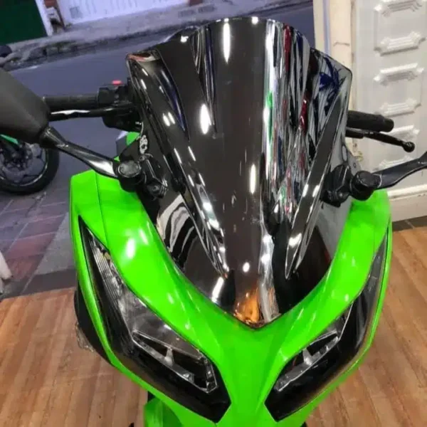 CÚPULA DOBLE BURBUJA O PARABRISAS PARA KAWASAKI NINJA 300🔥 Descripción: Mejora la aerodinámica y el estilo de tu Kawasaki Ninja 300 con esta cúpula doble burbuja. Diseñada para proporcionar protección adicional contra el viento, esta cúpula no solo aumenta la comodidad en la conducción, sino que también le da un toque deportivo a tu moto. Disponible en: Ahumada Negra Cromada Tornasol Dale a tu Kawasaki Ninja 300 un aspecto renovado y una mejor experiencia de conducción con este parabrisas versátil y elegante.