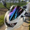 CÚPULA DOBLE BURBUJA O PARABRISAS PARA KAWASAKI NINJA 250R🔥 Descripción: Personaliza y mejora la aerodinámica de tu Kawasaki Ninja 250R con esta cúpula doble burbuja, diseñada para ofrecer mayor protección contra el viento y un look deportivo. Perfecta para reducir la resistencia del aire y brindar una conducción más cómoda. Disponible en: Ahumada Negra Cromada Tornasol Dale a tu Ninja 250R un toque distintivo y funcional con este parabrisas, ideal para quienes buscan estilo y rendimiento.