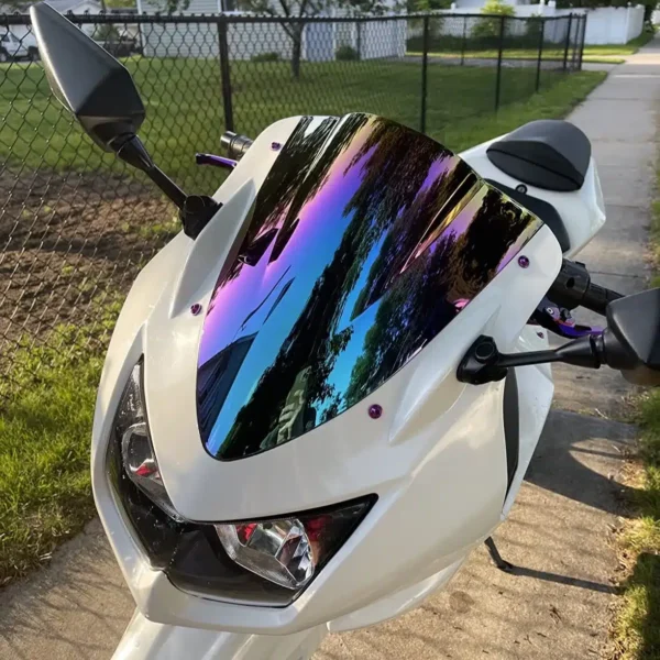 CÚPULA DOBLE BURBUJA O PARABRISAS PARA KAWASAKI NINJA 250R🔥 Descripción: Personaliza y mejora la aerodinámica de tu Kawasaki Ninja 250R con esta cúpula doble burbuja, diseñada para ofrecer mayor protección contra el viento y un look deportivo. Perfecta para reducir la resistencia del aire y brindar una conducción más cómoda. Disponible en: Ahumada Negra Cromada Tornasol Dale a tu Ninja 250R un toque distintivo y funcional con este parabrisas, ideal para quienes buscan estilo y rendimiento.