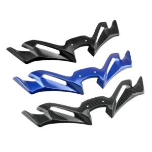 ALERÓN FRONTAL O WINGLET PARA YAMAHA R3 A🔥 Diseñado para realzar el estilo aerodinámico de tu Yamaha R3 A, este alerón frontal o winglet ofrece un aspecto más deportivo y agresivo. Su diseño se adapta perfectamente a las líneas de la moto, añadiendo un toque único y personalizado. Compatibilidad: Yamaha R3 A y más. (Se pueden adaptar a otros modelos). Este alerón es ideal para quienes buscan darle un toque distintivo a su motocicleta, destacando su estilo y personalidad.