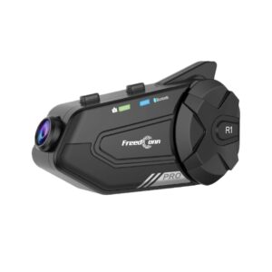 INTERCOMUNICADOR FREEDCONN R1 PRO🔥 El Freedconn R1 Pro lleva la experiencia de conducción a otro nivel con su avanzado set de manos libres Bluetooth. Este dispositivo no solo permite la comunicación entre motociclistas, sino que también incorpora una serie de características que hacen del viaje una experiencia más segura y entretenida. Características Destacadas: Intercomunicador de Grupo: Conecta hasta 6 dispositivos a una distancia de hasta 1000 metros. Radio FM Incorporada: Disfruta de música y noticias mientras conduces. Conexión Bluetooth 5.0: Ofrece una conectividad rápida y estable. Cámara Integrada: Gran angular de 140° que graba en QHD P30 2K y toma fotos. Aplicación “Go Plus Cam”: Permite la administración de ajustes, visualización y transferencia de multimedia. Función “Carcorder”: Grabación continua de 3 minutos con reemplazo automático de archivos antiguos. Conexión WiFi 2.4GHz: Facilita el uso multimedia. Conectividad Dual: Permite conectar dos teléfonos simultáneamente. Almacenamiento: Compatible con memorias micro SD de hasta 64GB. Rendimiento de la Batería: Capacidad: Batería de polímero de litio recargable de 1500mAh. Tiempo en Espera: Hasta 7 días. Tiempo en Llamadas: Hasta 30 horas. Grabación de Video: Hasta 4.5 horas. Tiempo de Carga: Aproximadamente 2 horas. Carga en Uso: Compatible con baterías portátiles, incluye puerto de audio independiente. Funcionalidades Adicionales: Reproducción de Música: Hasta 35 horas. Resistencia al Agua: Clasificación IP65. Control de Volumen: Directamente desde el dispositivo. Control de Ruido: Avanzado para una calidad de sonido óptima. Parlantes: Estéreo de alta fidelidad. Kit de Audio: Entrada micro USB con micrófono articulado y filtro de ruido. Anuncios Hablados: Para modos, batería baja, encendido de video, entre otros. Comandos de Voz: Compatible con los comandos de voz del teléfono. El Freedconn R1 Pro es el compañero ideal para los motociclistas que buscan una conducción conectada y llena de funcionalidades avanzadas.