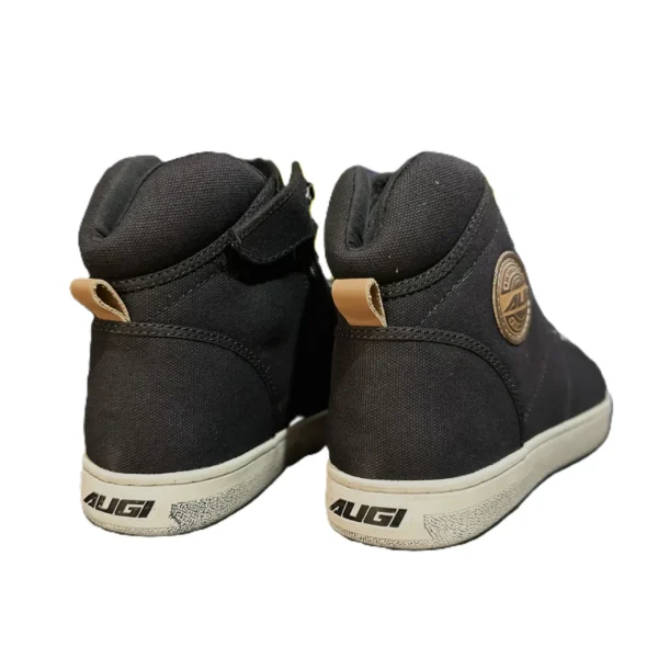 BOTAS TIPO ZAPATILLAS AUGI AU5 URBAN REFORZADAS 🔥 Las Botas Augi AU5 Urban Reforzadas ofrecen una combinación de estilo urbano y funcionalidad diseñada para motociclistas que buscan comodidad y protección en cada trayecto. A continuación, se presentan los detalles clave de este modelo: Detalles: Modelo: AU5 Diseño: Estilo urbano con un look juvenil que se adapta tanto a la conducción como al uso diario. Material: Capa superior de canvas que proporciona durabilidad y resistencia al desgaste. Forro Interior: Confeccionado con un material cómodo y transpirable que incluye una función antimicrobiana, ideal para mantener los pies frescos durante largos periodos de uso. Cierre: Sistema de cierre frontal con cordones y lateral con cremallera para un ajuste seguro y práctico. Costuras: Reforzadas en zonas de alta tensión, lo que garantiza mayor durabilidad y resistencia. Suela: Fabricada en caucho natural, diseñada para ofrecer flexibilidad y un agarre óptimo en diferentes superficies. Plantilla: Acolchada para asegurar un confort adicional durante la conducción. Protección: Incorpora un protector de pata de cambios en canvas, así como puntera y talón reforzados para mayor seguridad. Refuerzo en el Tobillo: Añadido de nailon rígido para protección extra, ideal para motociclistas que buscan seguridad sin sacrificar el estilo. Las Botas Augi AU5 Urban Reforzadas son la elección perfecta para aquellos que desean un calzado que combine estilo, comodidad y la protección necesaria para un viaje seguro en motocicleta.