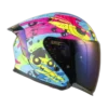 CASCO DE MOTO SHAFT SH-226SP POWERPUFF + MICA TRANSPARENTE DE REGALO 🎁 EDICIÓN LIMITADA🔥 El casco SH-226SP de la marca Shaft es una edición limitada en colaboración con Cartoon Network, diseñada para los fanáticos de la animación que buscan estilo y seguridad en la carretera. Detalles: Carcasa de ABS: Fabricada con termoplástico de alta resistencia, proporciona una protección sólida en caso de impacto. Tecnología SAT: El interior del casco está equipado con la tecnología de absorción de impactos para una protección efectiva durante la conducción. Tapizado de lujo personalizado: Fabricado en tela 100% de poliéster con propiedades antibacterianas, ofrece una comodidad y ajuste excepcionales para el usuario. Visor de policarbonato con protección UV y anti-scratch: Ofrece una visión clara y protegida durante la conducción, además cuenta con un visor interior abatible para adaptarse a diferentes condiciones de luz. Ventilaciones superiores regulables: Permiten una circulación de aire personalizada para mantener la cabeza fresca y seca en todo momento. Salidas posteriores fijas: Permiten la evacuación eficiente del aire al interior del casco, proporcionando una ventilación óptima. Sistema de broche micrométrico ajustable: Asegura un cierre seguro y un ajuste personalizado para cada usuario. Preparado para intercomunicador: Listo para integrar un sistema de intercomunicador para una experiencia de conducción conectada. Compatible con Pinlock: Permite la integración del Pinlock (no incluido) para mantener una visión clara en condiciones de humedad. Certificaciones de seguridad: Cumple con la norma europea ECE-R 2206 y Decreto Supremo N° 231, de 2000 de Ministerio de Transportes y Telecomunicaciones de Chile. Sistema de SOS de remoción rápida de acolchado en caso de accidentes: Permite una atención rápida en caso de emergencia. Incluye: Visor transparente y visor de color. Alerón trasero. Kit de repuestos para el sistema de fijación del visor. Funda protectora. El casco SH-226SP de Shaft es una excelente opción, ofreciendo una experiencia completa y segura para los motociclistas.