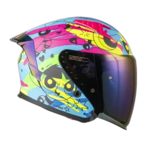 CASCO DE MOTO SHAFT SH-226SP POWERPUFF + MICA TRANSPARENTE DE REGALO 🎁 EDICIÓN LIMITADA🔥 El casco SH-226SP de la marca Shaft es una edición limitada en colaboración con Cartoon Network, diseñada para los fanáticos de la animación que buscan estilo y seguridad en la carretera. Detalles: Carcasa de ABS: Fabricada con termoplástico de alta resistencia, proporciona una protección sólida en caso de impacto. Tecnología SAT: El interior del casco está equipado con la tecnología de absorción de impactos para una protección efectiva durante la conducción. Tapizado de lujo personalizado: Fabricado en tela 100% de poliéster con propiedades antibacterianas, ofrece una comodidad y ajuste excepcionales para el usuario. Visor de policarbonato con protección UV y anti-scratch: Ofrece una visión clara y protegida durante la conducción, además cuenta con un visor interior abatible para adaptarse a diferentes condiciones de luz. Ventilaciones superiores regulables: Permiten una circulación de aire personalizada para mantener la cabeza fresca y seca en todo momento. Salidas posteriores fijas: Permiten la evacuación eficiente del aire al interior del casco, proporcionando una ventilación óptima. Sistema de broche micrométrico ajustable: Asegura un cierre seguro y un ajuste personalizado para cada usuario. Preparado para intercomunicador: Listo para integrar un sistema de intercomunicador para una experiencia de conducción conectada. Compatible con Pinlock: Permite la integración del Pinlock (no incluido) para mantener una visión clara en condiciones de humedad. Certificaciones de seguridad: Cumple con la norma europea ECE-R 2206 y Decreto Supremo N° 231, de 2000 de Ministerio de Transportes y Telecomunicaciones de Chile. Sistema de SOS de remoción rápida de acolchado en caso de accidentes: Permite una atención rápida en caso de emergencia. Incluye: Visor transparente y visor de color. Alerón trasero. Kit de repuestos para el sistema de fijación del visor. Funda protectora. El casco SH-226SP de Shaft es una excelente opción, ofreciendo una experiencia completa y segura para los motociclistas.