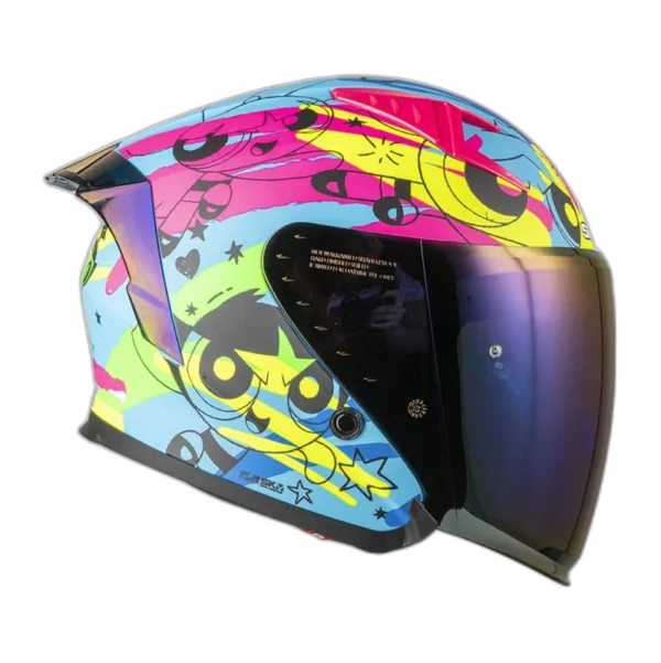 CASCO DE MOTO SHAFT SH-226SP POWERPUFF + MICA TRANSPARENTE DE REGALO 🎁 EDICIÓN LIMITADA🔥 El casco SH-226SP de la marca Shaft es una edición limitada en colaboración con Cartoon Network, diseñada para los fanáticos de la animación que buscan estilo y seguridad en la carretera. Detalles: Carcasa de ABS: Fabricada con termoplástico de alta resistencia, proporciona una protección sólida en caso de impacto. Tecnología SAT: El interior del casco está equipado con la tecnología de absorción de impactos para una protección efectiva durante la conducción. Tapizado de lujo personalizado: Fabricado en tela 100% de poliéster con propiedades antibacterianas, ofrece una comodidad y ajuste excepcionales para el usuario. Visor de policarbonato con protección UV y anti-scratch: Ofrece una visión clara y protegida durante la conducción, además cuenta con un visor interior abatible para adaptarse a diferentes condiciones de luz. Ventilaciones superiores regulables: Permiten una circulación de aire personalizada para mantener la cabeza fresca y seca en todo momento. Salidas posteriores fijas: Permiten la evacuación eficiente del aire al interior del casco, proporcionando una ventilación óptima. Sistema de broche micrométrico ajustable: Asegura un cierre seguro y un ajuste personalizado para cada usuario. Preparado para intercomunicador: Listo para integrar un sistema de intercomunicador para una experiencia de conducción conectada. Compatible con Pinlock: Permite la integración del Pinlock (no incluido) para mantener una visión clara en condiciones de humedad. Certificaciones de seguridad: Cumple con la norma europea ECE-R 2206 y Decreto Supremo N° 231, de 2000 de Ministerio de Transportes y Telecomunicaciones de Chile. Sistema de SOS de remoción rápida de acolchado en caso de accidentes: Permite una atención rápida en caso de emergencia. Incluye: Visor transparente y visor de color. Alerón trasero. Kit de repuestos para el sistema de fijación del visor. Funda protectora. El casco SH-226SP de Shaft es una excelente opción, ofreciendo una experiencia completa y segura para los motociclistas.
