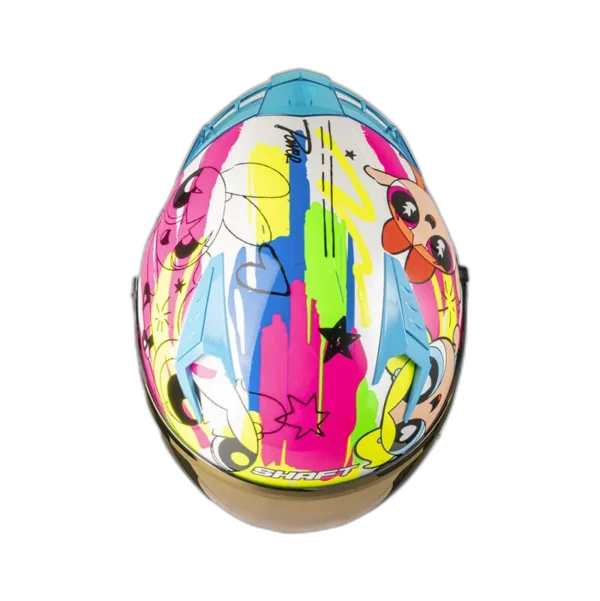 CASCO DE MOTO SHAFT SH-226SP POWERPUFF BLANCO + MICA TRANSPARENTE DE REGALO 🎁 EDICIÓN LIMITADA🔥 El casco SH-226SP de la marca Shaft es una edición limitada en colaboración con Cartoon Network, diseñada para los fanáticos de la animación que buscan estilo y seguridad en la carretera. Detalles: Carcasa de ABS: Fabricada con termoplástico de alta resistencia, proporciona una protección sólida en caso de impacto. Tecnología SAT: El interior del casco está equipado con la tecnología de absorción de impactos para una protección efectiva durante la conducción. Tapizado de lujo personalizado: Fabricado en tela 100% de poliéster con propiedades antibacterianas, ofrece una comodidad y ajuste excepcionales para el usuario. Visor de policarbonato con protección UV y anti-scratch: Ofrece una visión clara y protegida durante la conducción, además cuenta con un visor interior abatible para adaptarse a diferentes condiciones de luz. Ventilaciones superiores regulables: Permiten una circulación de aire personalizada para mantener la cabeza fresca y seca en todo momento. Salidas posteriores fijas: Permiten la evacuación eficiente del aire al interior del casco, proporcionando una ventilación óptima. Sistema de broche micrométrico ajustable: Asegura un cierre seguro y un ajuste personalizado para cada usuario. Preparado para intercomunicador: Listo para integrar un sistema de intercomunicador para una experiencia de conducción conectada. Compatible con Pinlock: Permite la integración del Pinlock (no incluido) para mantener una visión clara en condiciones de humedad. Certificaciones de seguridad: Cumple con la norma europea ECE-R 2206 y Decreto Supremo N° 231, de 2000 de Ministerio de Transportes y Telecomunicaciones de Chile. Sistema de SOS de remoción rápida de acolchado en caso de accidentes: Permite una atención rápida en caso de emergencia. Incluye: Visor transparente y visor de color. Alerón trasero. Kit de repuestos para el sistema de fijación del visor. Funda protectora. El casco SH-226SP de Shaft es una excelente opción, ofreciendo una experiencia completa y segura para los motociclistas