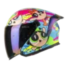 CASCO DE MOTO SHAFT SH-226SP POWERPUFF + MICA TRANSPARENTE DE REGALO 🎁 EDICIÓN LIMITADA🔥 El casco SH-226SP de la marca Shaft es una edición limitada en colaboración con Cartoon Network, diseñada para los fanáticos de la animación que buscan estilo y seguridad en la carretera. Detalles: Carcasa de ABS: Fabricada con termoplástico de alta resistencia, proporciona una protección sólida en caso de impacto. Tecnología SAT: El interior del casco está equipado con la tecnología de absorción de impactos para una protección efectiva durante la conducción. Tapizado de lujo personalizado: Fabricado en tela 100% de poliéster con propiedades antibacterianas, ofrece una comodidad y ajuste excepcionales para el usuario. Visor de policarbonato con protección UV y anti-scratch: Ofrece una visión clara y protegida durante la conducción, además cuenta con un visor interior abatible para adaptarse a diferentes condiciones de luz. Ventilaciones superiores regulables: Permiten una circulación de aire personalizada para mantener la cabeza fresca y seca en todo momento. Salidas posteriores fijas: Permiten la evacuación eficiente del aire al interior del casco, proporcionando una ventilación óptima. Sistema de broche micrométrico ajustable: Asegura un cierre seguro y un ajuste personalizado para cada usuario. Preparado para intercomunicador: Listo para integrar un sistema de intercomunicador para una experiencia de conducción conectada. Compatible con Pinlock: Permite la integración del Pinlock (no incluido) para mantener una visión clara en condiciones de humedad. Certificaciones de seguridad: Cumple con la norma europea ECE-R 2206 y Decreto Supremo N° 231, de 2000 de Ministerio de Transportes y Telecomunicaciones de Chile. Sistema de SOS de remoción rápida de acolchado en caso de accidentes: Permite una atención rápida en caso de emergencia. Incluye: Visor transparente y visor de color. Alerón trasero. Kit de repuestos para el sistema de fijación del visor. Funda protectora. El casco SH-226SP de Shaft es una excelente opción, ofreciendo una experiencia completa y segura para los motociclistas.