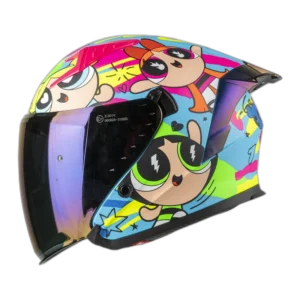 CASCO DE MOTO SHAFT SH-226SP POWERPUFF + MICA TRANSPARENTE DE REGALO 🎁 EDICIÓN LIMITADA🔥 El casco SH-226SP de la marca Shaft es una edición limitada en colaboración con Cartoon Network, diseñada para los fanáticos de la animación que buscan estilo y seguridad en la carretera. Detalles: Carcasa de ABS: Fabricada con termoplástico de alta resistencia, proporciona una protección sólida en caso de impacto. Tecnología SAT: El interior del casco está equipado con la tecnología de absorción de impactos para una protección efectiva durante la conducción. Tapizado de lujo personalizado: Fabricado en tela 100% de poliéster con propiedades antibacterianas, ofrece una comodidad y ajuste excepcionales para el usuario. Visor de policarbonato con protección UV y anti-scratch: Ofrece una visión clara y protegida durante la conducción, además cuenta con un visor interior abatible para adaptarse a diferentes condiciones de luz. Ventilaciones superiores regulables: Permiten una circulación de aire personalizada para mantener la cabeza fresca y seca en todo momento. Salidas posteriores fijas: Permiten la evacuación eficiente del aire al interior del casco, proporcionando una ventilación óptima. Sistema de broche micrométrico ajustable: Asegura un cierre seguro y un ajuste personalizado para cada usuario. Preparado para intercomunicador: Listo para integrar un sistema de intercomunicador para una experiencia de conducción conectada. Compatible con Pinlock: Permite la integración del Pinlock (no incluido) para mantener una visión clara en condiciones de humedad. Certificaciones de seguridad: Cumple con la norma europea ECE-R 2206 y Decreto Supremo N° 231, de 2000 de Ministerio de Transportes y Telecomunicaciones de Chile. Sistema de SOS de remoción rápida de acolchado en caso de accidentes: Permite una atención rápida en caso de emergencia. Incluye: Visor transparente y visor de color. Alerón trasero. Kit de repuestos para el sistema de fijación del visor. Funda protectora. El casco SH-226SP de Shaft es una excelente opción, ofreciendo una experiencia completa y segura para los motociclistas.