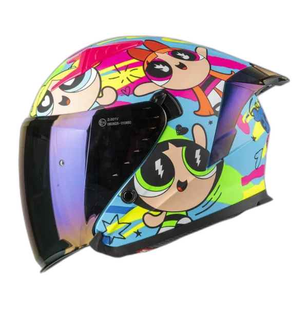 CASCO DE MOTO SHAFT SH-226SP POWERPUFF + MICA TRANSPARENTE DE REGALO 🎁 EDICIÓN LIMITADA🔥 El casco SH-226SP de la marca Shaft es una edición limitada en colaboración con Cartoon Network, diseñada para los fanáticos de la animación que buscan estilo y seguridad en la carretera. Detalles: Carcasa de ABS: Fabricada con termoplástico de alta resistencia, proporciona una protección sólida en caso de impacto. Tecnología SAT: El interior del casco está equipado con la tecnología de absorción de impactos para una protección efectiva durante la conducción. Tapizado de lujo personalizado: Fabricado en tela 100% de poliéster con propiedades antibacterianas, ofrece una comodidad y ajuste excepcionales para el usuario. Visor de policarbonato con protección UV y anti-scratch: Ofrece una visión clara y protegida durante la conducción, además cuenta con un visor interior abatible para adaptarse a diferentes condiciones de luz. Ventilaciones superiores regulables: Permiten una circulación de aire personalizada para mantener la cabeza fresca y seca en todo momento. Salidas posteriores fijas: Permiten la evacuación eficiente del aire al interior del casco, proporcionando una ventilación óptima. Sistema de broche micrométrico ajustable: Asegura un cierre seguro y un ajuste personalizado para cada usuario. Preparado para intercomunicador: Listo para integrar un sistema de intercomunicador para una experiencia de conducción conectada. Compatible con Pinlock: Permite la integración del Pinlock (no incluido) para mantener una visión clara en condiciones de humedad. Certificaciones de seguridad: Cumple con la norma europea ECE-R 2206 y Decreto Supremo N° 231, de 2000 de Ministerio de Transportes y Telecomunicaciones de Chile. Sistema de SOS de remoción rápida de acolchado en caso de accidentes: Permite una atención rápida en caso de emergencia. Incluye: Visor transparente y visor de color. Alerón trasero. Kit de repuestos para el sistema de fijación del visor. Funda protectora. El casco SH-226SP de Shaft es una excelente opción, ofreciendo una experiencia completa y segura para los motociclistas.