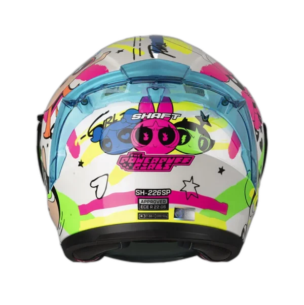 CASCO DE MOTO SHAFT SH-226SP POWERPUFF BLANCO + MICA TRANSPARENTE DE REGALO 🎁 EDICIÓN LIMITADA🔥 El casco SH-226SP de la marca Shaft es una edición limitada en colaboración con Cartoon Network, diseñada para los fanáticos de la animación que buscan estilo y seguridad en la carretera. Detalles: Carcasa de ABS: Fabricada con termoplástico de alta resistencia, proporciona una protección sólida en caso de impacto. Tecnología SAT: El interior del casco está equipado con la tecnología de absorción de impactos para una protección efectiva durante la conducción. Tapizado de lujo personalizado: Fabricado en tela 100% de poliéster con propiedades antibacterianas, ofrece una comodidad y ajuste excepcionales para el usuario. Visor de policarbonato con protección UV y anti-scratch: Ofrece una visión clara y protegida durante la conducción, además cuenta con un visor interior abatible para adaptarse a diferentes condiciones de luz. Ventilaciones superiores regulables: Permiten una circulación de aire personalizada para mantener la cabeza fresca y seca en todo momento. Salidas posteriores fijas: Permiten la evacuación eficiente del aire al interior del casco, proporcionando una ventilación óptima. Sistema de broche micrométrico ajustable: Asegura un cierre seguro y un ajuste personalizado para cada usuario. Preparado para intercomunicador: Listo para integrar un sistema de intercomunicador para una experiencia de conducción conectada. Compatible con Pinlock: Permite la integración del Pinlock (no incluido) para mantener una visión clara en condiciones de humedad. Certificaciones de seguridad: Cumple con la norma europea ECE-R 2206 y Decreto Supremo N° 231, de 2000 de Ministerio de Transportes y Telecomunicaciones de Chile. Sistema de SOS de remoción rápida de acolchado en caso de accidentes: Permite una atención rápida en caso de emergencia. Incluye: Visor transparente y visor de color. Alerón trasero. Kit de repuestos para el sistema de fijación del visor. Funda protectora. El casco SH-226SP de Shaft es una excelente opción, ofreciendo una experiencia completa y segura para los motociclistas