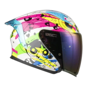 CASCO DE MOTO SHAFT SH-226SP POWERPUFF BLANCO + MICA TRANSPARENTE DE REGALO 🎁 EDICIÓN LIMITADA🔥 El casco SH-226SP de la marca Shaft es una edición limitada en colaboración con Cartoon Network, diseñada para los fanáticos de la animación que buscan estilo y seguridad en la carretera. Detalles: Carcasa de ABS: Fabricada con termoplástico de alta resistencia, proporciona una protección sólida en caso de impacto. Tecnología SAT: El interior del casco está equipado con la tecnología de absorción de impactos para una protección efectiva durante la conducción. Tapizado de lujo personalizado: Fabricado en tela 100% de poliéster con propiedades antibacterianas, ofrece una comodidad y ajuste excepcionales para el usuario. Visor de policarbonato con protección UV y anti-scratch: Ofrece una visión clara y protegida durante la conducción, además cuenta con un visor interior abatible para adaptarse a diferentes condiciones de luz. Ventilaciones superiores regulables: Permiten una circulación de aire personalizada para mantener la cabeza fresca y seca en todo momento. Salidas posteriores fijas: Permiten la evacuación eficiente del aire al interior del casco, proporcionando una ventilación óptima. Sistema de broche micrométrico ajustable: Asegura un cierre seguro y un ajuste personalizado para cada usuario. Preparado para intercomunicador: Listo para integrar un sistema de intercomunicador para una experiencia de conducción conectada. Compatible con Pinlock: Permite la integración del Pinlock (no incluido) para mantener una visión clara en condiciones de humedad. Certificaciones de seguridad: Cumple con la norma europea ECE-R 2206 y Decreto Supremo N° 231, de 2000 de Ministerio de Transportes y Telecomunicaciones de Chile. Sistema de SOS de remoción rápida de acolchado en caso de accidentes: Permite una atención rápida en caso de emergencia. Incluye: Visor transparente y visor de color. Alerón trasero. Kit de repuestos para el sistema de fijación del visor. Funda protectora. El casco SH-226SP de Shaft es una excelente opción, ofreciendo una experiencia completa y segura para los motociclistas