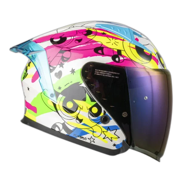 CASCO DE MOTO SHAFT SH-226SP POWERPUFF BLANCO + MICA TRANSPARENTE DE REGALO 🎁 EDICIÓN LIMITADA🔥 El casco SH-226SP de la marca Shaft es una edición limitada en colaboración con Cartoon Network, diseñada para los fanáticos de la animación que buscan estilo y seguridad en la carretera. Detalles: Carcasa de ABS: Fabricada con termoplástico de alta resistencia, proporciona una protección sólida en caso de impacto. Tecnología SAT: El interior del casco está equipado con la tecnología de absorción de impactos para una protección efectiva durante la conducción. Tapizado de lujo personalizado: Fabricado en tela 100% de poliéster con propiedades antibacterianas, ofrece una comodidad y ajuste excepcionales para el usuario. Visor de policarbonato con protección UV y anti-scratch: Ofrece una visión clara y protegida durante la conducción, además cuenta con un visor interior abatible para adaptarse a diferentes condiciones de luz. Ventilaciones superiores regulables: Permiten una circulación de aire personalizada para mantener la cabeza fresca y seca en todo momento. Salidas posteriores fijas: Permiten la evacuación eficiente del aire al interior del casco, proporcionando una ventilación óptima. Sistema de broche micrométrico ajustable: Asegura un cierre seguro y un ajuste personalizado para cada usuario. Preparado para intercomunicador: Listo para integrar un sistema de intercomunicador para una experiencia de conducción conectada. Compatible con Pinlock: Permite la integración del Pinlock (no incluido) para mantener una visión clara en condiciones de humedad. Certificaciones de seguridad: Cumple con la norma europea ECE-R 2206 y Decreto Supremo N° 231, de 2000 de Ministerio de Transportes y Telecomunicaciones de Chile. Sistema de SOS de remoción rápida de acolchado en caso de accidentes: Permite una atención rápida en caso de emergencia. Incluye: Visor transparente y visor de color. Alerón trasero. Kit de repuestos para el sistema de fijación del visor. Funda protectora. El casco SH-226SP de Shaft es una excelente opción, ofreciendo una experiencia completa y segura para los motociclistas
