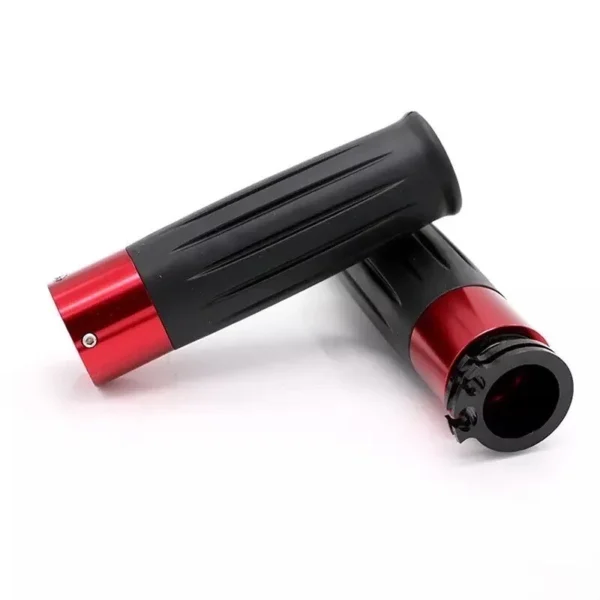 PUÑOS PARA MOTO MODELO RIZOMA🔥 Los puños marca Rizoma, de 22mm o 7/8, son ideales para quienes buscan mejorar el agarre y la comodidad en su motocicleta. Fabricados con una combinación de carcasa metálica y goma de alta calidad, ofrecen un excelente control y durabilidad, lo que los hace perfectos para largos recorridos o conducción deportiva. Producto presentado en caja, listo para instalarse. Características: Diámetro: 22mm (7/8) Carcasa de metal y goma resistente Excelente agarre Producto en caja Estos puños son una excelente opción para quienes buscan un estilo sofisticado sin comprometer la funcionalidad.