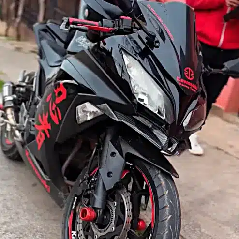 ALERÓN FRONTAL O WINGLET PARA KAWASAKI NINJA 300 - 250R 🔥 Este alerón frontal o winglet está diseñado para mejorar el aspecto de tu motocicleta Kawasaki Ninja 300 o 250R. Compatible también con la Suzuki Gixxer, ofrece una instalación sencilla y un diseño aerodinámico que añade un toque deportivo a tu moto. Compatibilidad: Kawasaki Ninja 300 Kawasaki Ninja 250R Suzuki Gixxer Se pueden adaptar a otros modelos. Este accesorio es la opción ideal para quienes buscan un estilo personalizado sin comprometer la calidad.