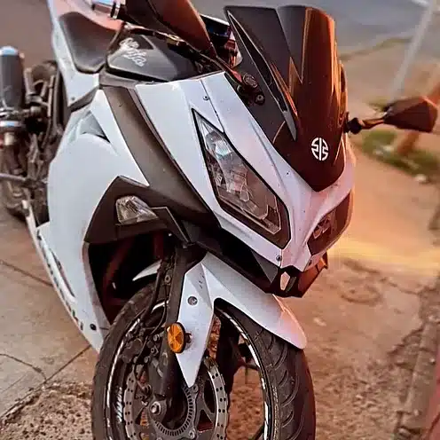 ALERÓN FRONTAL O WINGLET PARA KAWASAKI NINJA 300 - 250R 🔥 Este alerón frontal o winglet está diseñado para mejorar el aspecto de tu motocicleta Kawasaki Ninja 300 o 250R. Compatible también con la Suzuki Gixxer, ofrece una instalación sencilla y un diseño aerodinámico que añade un toque deportivo a tu moto. Compatibilidad: Kawasaki Ninja 300 Kawasaki Ninja 250R Suzuki Gixxer Se pueden adaptar a otros modelos. Este accesorio es la opción ideal para quienes buscan un estilo personalizado sin comprometer la calidad.