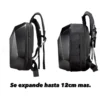 MOCHILA AERODINÁMICA TIPO CAPARAZÓN Diseñada especialmente para motociclistas, esta mochila tipo caparazón combina aerodinámica, capacidad y protección. Su estructura rígida y diseño compacto la convierten en la compañera ideal para quienes necesitan transportar objetos de forma segura y sin comprometer el rendimiento sobre la moto. Características: • Caparazón semi rígido con funda impermeable incluida • Capacidad aproximada de 25 litros • Diseño aerodinámico que reduce la resistencia al viento • Compartimento interno acolchado para notebook • Cierre expansible: añade hasta 12 cm de capacidad extra • Broches en pecho y cintura para mayor estabilidad • Tela transpirable para mejor ventilación • Medidas: 51 cm largo x 35,5 cm ancho x 14 cm alto Con esta mochila llevas todo lo esencial con comodidad, seguridad y estilo, sin comprometer el rendimiento en tus rutas.