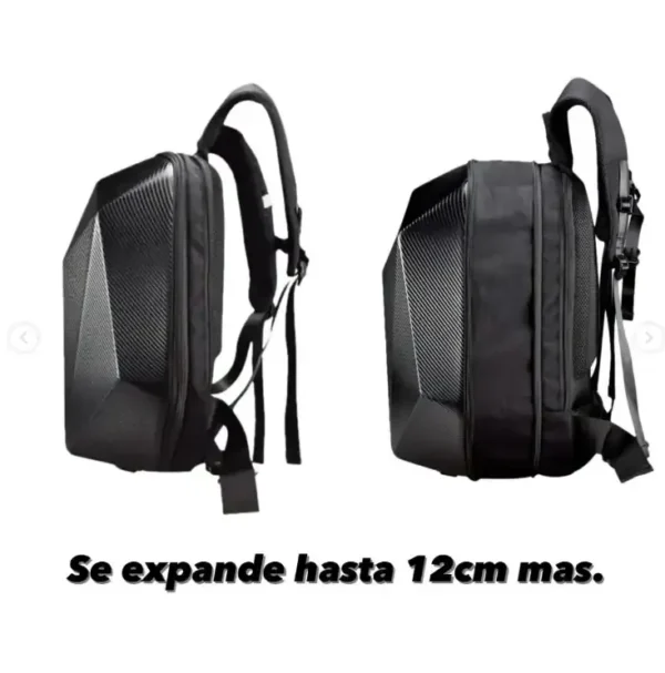 MOCHILA AERODINÁMICA TIPO CAPARAZÓN Diseñada especialmente para motociclistas, esta mochila tipo caparazón combina aerodinámica, capacidad y protección. Su estructura rígida y diseño compacto la convierten en la compañera ideal para quienes necesitan transportar objetos de forma segura y sin comprometer el rendimiento sobre la moto. Características: • Caparazón semi rígido con funda impermeable incluida • Capacidad aproximada de 25 litros • Diseño aerodinámico que reduce la resistencia al viento • Compartimento interno acolchado para notebook • Cierre expansible: añade hasta 12 cm de capacidad extra • Broches en pecho y cintura para mayor estabilidad • Tela transpirable para mejor ventilación • Medidas: 51 cm largo x 35,5 cm ancho x 14 cm alto Con esta mochila llevas todo lo esencial con comodidad, seguridad y estilo, sin comprometer el rendimiento en tus rutas.