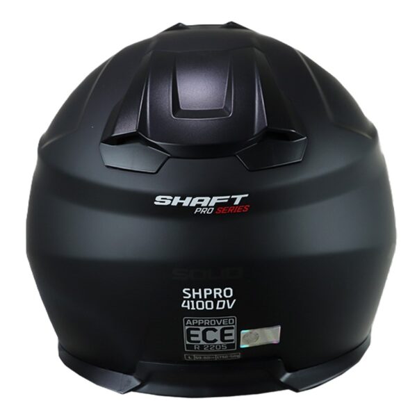 CASCO SHAFT PRO 4100DV🔥 El casco abatible Shaft modelo 4100DV ofrece una combinación excepcional de funcionalidad y confort, diseñado para satisfacer las necesidades de los motociclistas modernos. Detalles: Marca: Shaft Modelo: 4100DV Material: Carcasa de ABS, un termoplástico de alta resistencia para una protección sólida. Mecanismo Abatible: Botón interno en la zona de la barbilla para una operación cómoda y eficiente. Interior: Removible, lavable y antibacterial, fabricado en EPS (poliestireno de alta densidad) con tela de microfibra de poliéster para una comodidad excepcional. Sistema de Intercomunicador: Listo para integrar un sistema de intercomunicador para una experiencia de conducción conectada. Cubre Barbilla: Tela que ayuda a impedir el ingreso de viento al interior del casco. Visor Externo: Policarbonato con protección UV y resistente a rayaduras para una visión clara y protegida. Visor Interior: Iridium azul abatible, ofreciendo un toque de estilo y versatilidad para adaptarse a diferentes condiciones de luz. Ventilaciones: Frontales superior e inferior y salidas posteriores para una circulación de aire eficiente. Sistema de Cierre: Broche micrométrico ajustable, asegura un cierre seguro y un ajuste personalizado. Certificación: Norma ECE-R 2205, cumpliendo con los estándares de seguridad europeos. Visor Preparado para Pinlock 30: (Se vende por separado) para mantener la visión clara en condiciones de humedad. El casco abatible 4100DV de Shaft combina un diseño elegante con características avanzadas, ofreciendo una experiencia de conducción segura y cómoda. Cuenta con: Funda protectora. Bolso para casco Shaft.