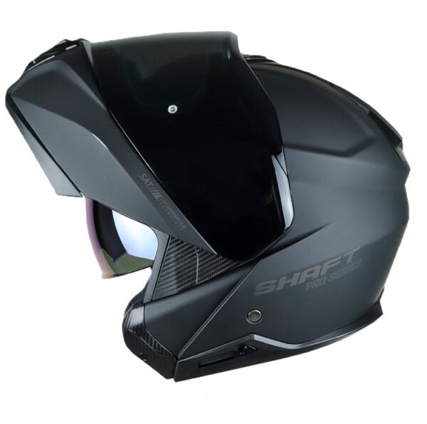 CASCO SHAFT PRO 4100DV🔥 El casco abatible Shaft modelo 4100DV ofrece una combinación excepcional de funcionalidad y confort, diseñado para satisfacer las necesidades de los motociclistas modernos. Detalles: Marca: Shaft Modelo: 4100DV Material: Carcasa de ABS, un termoplástico de alta resistencia para una protección sólida. Mecanismo Abatible: Botón interno en la zona de la barbilla para una operación cómoda y eficiente. Interior: Removible, lavable y antibacterial, fabricado en EPS (poliestireno de alta densidad) con tela de microfibra de poliéster para una comodidad excepcional. Sistema de Intercomunicador: Listo para integrar un sistema de intercomunicador para una experiencia de conducción conectada. Cubre Barbilla: Tela que ayuda a impedir el ingreso de viento al interior del casco. Visor Externo: Policarbonato con protección UV y resistente a rayaduras para una visión clara y protegida. Visor Interior: Iridium azul abatible, ofreciendo un toque de estilo y versatilidad para adaptarse a diferentes condiciones de luz. Ventilaciones: Frontales superior e inferior y salidas posteriores para una circulación de aire eficiente. Sistema de Cierre: Broche micrométrico ajustable, asegura un cierre seguro y un ajuste personalizado. Certificación: Norma ECE-R 2205, cumpliendo con los estándares de seguridad europeos. Visor Preparado para Pinlock 30: (Se vende por separado) para mantener la visión clara en condiciones de humedad. El casco abatible 4100DV de Shaft combina un diseño elegante con características avanzadas, ofreciendo una experiencia de conducción segura y cómoda. Cuenta con: Funda protectora. Bolso para casco Shaft.