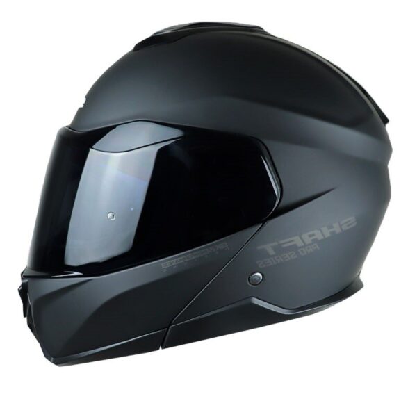 CASCO SHAFT PRO 4100DV🔥 El casco abatible Shaft modelo 4100DV ofrece una combinación excepcional de funcionalidad y confort, diseñado para satisfacer las necesidades de los motociclistas modernos. Detalles: Marca: Shaft Modelo: 4100DV Material: Carcasa de ABS, un termoplástico de alta resistencia para una protección sólida. Mecanismo Abatible: Botón interno en la zona de la barbilla para una operación cómoda y eficiente. Interior: Removible, lavable y antibacterial, fabricado en EPS (poliestireno de alta densidad) con tela de microfibra de poliéster para una comodidad excepcional. Sistema de Intercomunicador: Listo para integrar un sistema de intercomunicador para una experiencia de conducción conectada. Cubre Barbilla: Tela que ayuda a impedir el ingreso de viento al interior del casco. Visor Externo: Policarbonato con protección UV y resistente a rayaduras para una visión clara y protegida. Visor Interior: Iridium azul abatible, ofreciendo un toque de estilo y versatilidad para adaptarse a diferentes condiciones de luz. Ventilaciones: Frontales superior e inferior y salidas posteriores para una circulación de aire eficiente. Sistema de Cierre: Broche micrométrico ajustable, asegura un cierre seguro y un ajuste personalizado. Certificación: Norma ECE-R 2205, cumpliendo con los estándares de seguridad europeos. Visor Preparado para Pinlock 30: (Se vende por separado) para mantener la visión clara en condiciones de humedad. El casco abatible 4100DV de Shaft combina un diseño elegante con características avanzadas, ofreciendo una experiencia de conducción segura y cómoda. Cuenta con: Funda protectora. Bolso para casco Shaft.