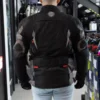 CHAQUETA ARMAD GEAR NORD IMPERMEABLE 🔥 La chaqueta Nord de la marca Armad Gear redefine la experiencia de conducción, combinando innovación y comodidad para ofrecer una prenda excepcional para motociclistas. Detalles: Marca: Armad Gear Modelo: Nord Sistema de Ventilación Air-Flow: Incluye tomas de aire estratégicamente ubicadas en hombros, mangas, brazos y espalda para un flujo de aire óptimo. Paneles de Ventilación: Paneles en el pecho con malla (mesh) para mayor ventilación, cubiertos con un panel de Maxdura, ideales para días fríos. Visibilidad Mejorada: Logos reflectantes en brazos, espalda y cintura para una mayor visibilidad en condiciones de poca luz. Comodidad Personalizada: Paneles elásticos en hombros, espalda y brazos para una comodidad excepcional durante el trayecto. Amplio Almacenamiento: Dos bolsillos frontales con velcro y un bolsillo grande en la espalda baja para fácil acceso y almacenamiento. Alta Resistencia: Capa externa de Maxdura, resistente a la abrasión y al agua, diseñada para enfrentar diversos entornos. Forro Impermeable y Transpirable: Forro interno impermeable con micro perforaciones para una ventilación eficiente. Protección Certificada: Incluye protecciones desmontables y certificadas para una seguridad superior. Refuerzo Estratégico: Paneles de Maxdura en los hombros y brazos para una durabilidad adicional. Cierres YKK: Garantizando calidad con cierres duraderos y confiables. Ajuste Personalizado: Cierre principal con doble recubrimiento interno para evitar el paso del viento y agua, ajuste con broche en el antebrazo y velcro en la manga y parte superior del brazo. La chaqueta Nord de Armad Gear es la elección perfecta para los motociclistas que buscan seguridad, confort y tecnología avanzada en cada aventura.