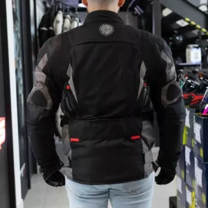 CHAQUETA ARMAD GEAR NORD IMPERMEABLE 🔥 La chaqueta Nord de la marca Armad Gear redefine la experiencia de conducción, combinando innovación y comodidad para ofrecer una prenda excepcional para motociclistas. Detalles: Marca: Armad Gear Modelo: Nord Sistema de Ventilación Air-Flow: Incluye tomas de aire estratégicamente ubicadas en hombros, mangas, brazos y espalda para un flujo de aire óptimo. Paneles de Ventilación: Paneles en el pecho con malla (mesh) para mayor ventilación, cubiertos con un panel de Maxdura, ideales para días fríos. Visibilidad Mejorada: Logos reflectantes en brazos, espalda y cintura para una mayor visibilidad en condiciones de poca luz. Comodidad Personalizada: Paneles elásticos en hombros, espalda y brazos para una comodidad excepcional durante el trayecto. Amplio Almacenamiento: Dos bolsillos frontales con velcro y un bolsillo grande en la espalda baja para fácil acceso y almacenamiento. Alta Resistencia: Capa externa de Maxdura, resistente a la abrasión y al agua, diseñada para enfrentar diversos entornos. Forro Impermeable y Transpirable: Forro interno impermeable con micro perforaciones para una ventilación eficiente. Protección Certificada: Incluye protecciones desmontables y certificadas para una seguridad superior. Refuerzo Estratégico: Paneles de Maxdura en los hombros y brazos para una durabilidad adicional. Cierres YKK: Garantizando calidad con cierres duraderos y confiables. Ajuste Personalizado: Cierre principal con doble recubrimiento interno para evitar el paso del viento y agua, ajuste con broche en el antebrazo y velcro en la manga y parte superior del brazo. La chaqueta Nord de Armad Gear es la elección perfecta para los motociclistas que buscan seguridad, confort y tecnología avanzada en cada aventura.