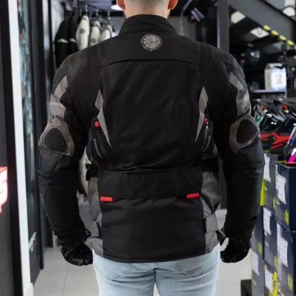 CHAQUETA ARMAD GEAR NORD IMPERMEABLE 🔥 La chaqueta Nord de la marca Armad Gear redefine la experiencia de conducción, combinando innovación y comodidad para ofrecer una prenda excepcional para motociclistas. Detalles: Marca: Armad Gear Modelo: Nord Sistema de Ventilación Air-Flow: Incluye tomas de aire estratégicamente ubicadas en hombros, mangas, brazos y espalda para un flujo de aire óptimo. Paneles de Ventilación: Paneles en el pecho con malla (mesh) para mayor ventilación, cubiertos con un panel de Maxdura, ideales para días fríos. Visibilidad Mejorada: Logos reflectantes en brazos, espalda y cintura para una mayor visibilidad en condiciones de poca luz. Comodidad Personalizada: Paneles elásticos en hombros, espalda y brazos para una comodidad excepcional durante el trayecto. Amplio Almacenamiento: Dos bolsillos frontales con velcro y un bolsillo grande en la espalda baja para fácil acceso y almacenamiento. Alta Resistencia: Capa externa de Maxdura, resistente a la abrasión y al agua, diseñada para enfrentar diversos entornos. Forro Impermeable y Transpirable: Forro interno impermeable con micro perforaciones para una ventilación eficiente. Protección Certificada: Incluye protecciones desmontables y certificadas para una seguridad superior. Refuerzo Estratégico: Paneles de Maxdura en los hombros y brazos para una durabilidad adicional. Cierres YKK: Garantizando calidad con cierres duraderos y confiables. Ajuste Personalizado: Cierre principal con doble recubrimiento interno para evitar el paso del viento y agua, ajuste con broche en el antebrazo y velcro en la manga y parte superior del brazo. La chaqueta Nord de Armad Gear es la elección perfecta para los motociclistas que buscan seguridad, confort y tecnología avanzada en cada aventura.