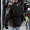CHAQUETA ARMAD GEAR NORD IMPERMEABLE 🔥 La chaqueta Nord de la marca Armad Gear redefine la experiencia de conducción, combinando innovación y comodidad para ofrecer una prenda excepcional para motociclistas. Detalles: Marca: Armad Gear Modelo: Nord Sistema de Ventilación Air-Flow: Incluye tomas de aire estratégicamente ubicadas en hombros, mangas, brazos y espalda para un flujo de aire óptimo. Paneles de Ventilación: Paneles en el pecho con malla (mesh) para mayor ventilación, cubiertos con un panel de Maxdura, ideales para días fríos. Visibilidad Mejorada: Logos reflectantes en brazos, espalda y cintura para una mayor visibilidad en condiciones de poca luz. Comodidad Personalizada: Paneles elásticos en hombros, espalda y brazos para una comodidad excepcional durante el trayecto. Amplio Almacenamiento: Dos bolsillos frontales con velcro y un bolsillo grande en la espalda baja para fácil acceso y almacenamiento. Alta Resistencia: Capa externa de Maxdura, resistente a la abrasión y al agua, diseñada para enfrentar diversos entornos. Forro Impermeable y Transpirable: Forro interno impermeable con micro perforaciones para una ventilación eficiente. Protección Certificada: Incluye protecciones desmontables y certificadas para una seguridad superior. Refuerzo Estratégico: Paneles de Maxdura en los hombros y brazos para una durabilidad adicional. Cierres YKK: Garantizando calidad con cierres duraderos y confiables. Ajuste Personalizado: Cierre principal con doble recubrimiento interno para evitar el paso del viento y agua, ajuste con broche en el antebrazo y velcro en la manga y parte superior del brazo. La chaqueta Nord de Armad Gear es la elección perfecta para los motociclistas que buscan seguridad, confort y tecnología avanzada en cada aventura.