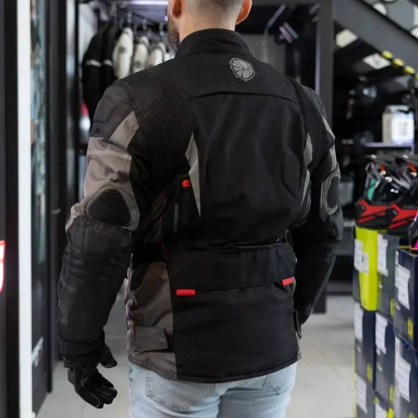 CHAQUETA ARMAD GEAR NORD IMPERMEABLE 🔥 La chaqueta Nord de la marca Armad Gear redefine la experiencia de conducción, combinando innovación y comodidad para ofrecer una prenda excepcional para motociclistas. Detalles: Marca: Armad Gear Modelo: Nord Sistema de Ventilación Air-Flow: Incluye tomas de aire estratégicamente ubicadas en hombros, mangas, brazos y espalda para un flujo de aire óptimo. Paneles de Ventilación: Paneles en el pecho con malla (mesh) para mayor ventilación, cubiertos con un panel de Maxdura, ideales para días fríos. Visibilidad Mejorada: Logos reflectantes en brazos, espalda y cintura para una mayor visibilidad en condiciones de poca luz. Comodidad Personalizada: Paneles elásticos en hombros, espalda y brazos para una comodidad excepcional durante el trayecto. Amplio Almacenamiento: Dos bolsillos frontales con velcro y un bolsillo grande en la espalda baja para fácil acceso y almacenamiento. Alta Resistencia: Capa externa de Maxdura, resistente a la abrasión y al agua, diseñada para enfrentar diversos entornos. Forro Impermeable y Transpirable: Forro interno impermeable con micro perforaciones para una ventilación eficiente. Protección Certificada: Incluye protecciones desmontables y certificadas para una seguridad superior. Refuerzo Estratégico: Paneles de Maxdura en los hombros y brazos para una durabilidad adicional. Cierres YKK: Garantizando calidad con cierres duraderos y confiables. Ajuste Personalizado: Cierre principal con doble recubrimiento interno para evitar el paso del viento y agua, ajuste con broche en el antebrazo y velcro en la manga y parte superior del brazo. La chaqueta Nord de Armad Gear es la elección perfecta para los motociclistas que buscan seguridad, confort y tecnología avanzada en cada aventura.