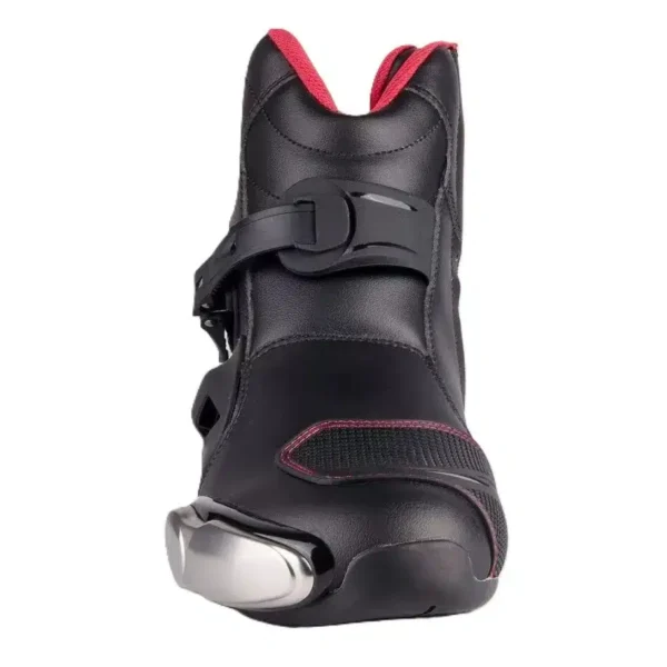BOTINES AUGI AR2🔥 Descripción: Las botas Augi AR2 fusionan un diseño urbano con un toque deportivo, proporcionando a los motociclistas modernos un equilibrio perfecto entre estilo y funcionalidad. Detalles: Diseño: Estilo urbano con un look deportivo, ideal para el día a día. Material: Cubierta superior de cuero de microfibra para durabilidad y resistencia. Ajuste Preciso: Sistema de bucle superior que asegura un ajuste firme y personalizado. Protecciones: Incorporan protecciones externas de TPU en el talón, punta y tobillo, garantizando seguridad en zonas clave. Flexibilidad: Paneles diseñados para ofrecer mayor flexibilidad y comodidad durante la conducción. Comodidad Interna: Forro interior cómodo y transpirable que mantiene tus pies frescos. Cierre Seguro: Sistema de cierre lateral con tapa superior de velcro para un ajuste seguro. Durabilidad: Costuras reforzadas en zonas de alta tensión, aumentando la vida útil de las botas. Suela Antideslizante: Fabricada en caucho natural, proporciona un agarre óptimo en diversas superficies. Ventilación: Entradas y salidas de aire incorporadas para una mejor circulación del aire. Protección Reemplazable: Protector externo del pie reemplazable para mayor durabilidad. Confort Adicional: Plantilla acolchada que ofrece un extra de comodidad durante largas jornadas. Funcionalidad Extra: Protector de pata de cambios incorporado y refuerzo de nailon rígido en el tobillo para una protección extra. Las botas Augi AR2 son la elección ideal para los motociclistas que buscan combinar estilo urbano con la protección y funcionalidad necesarias para sus recorridos.