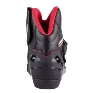 BOTINES AUGI AR2🔥 Descripción: Las botas Augi AR2 fusionan un diseño urbano con un toque deportivo, proporcionando a los motociclistas modernos un equilibrio perfecto entre estilo y funcionalidad. Detalles: Diseño: Estilo urbano con un look deportivo, ideal para el día a día. Material: Cubierta superior de cuero de microfibra para durabilidad y resistencia. Ajuste Preciso: Sistema de bucle superior que asegura un ajuste firme y personalizado. Protecciones: Incorporan protecciones externas de TPU en el talón, punta y tobillo, garantizando seguridad en zonas clave. Flexibilidad: Paneles diseñados para ofrecer mayor flexibilidad y comodidad durante la conducción. Comodidad Interna: Forro interior cómodo y transpirable que mantiene tus pies frescos. Cierre Seguro: Sistema de cierre lateral con tapa superior de velcro para un ajuste seguro. Durabilidad: Costuras reforzadas en zonas de alta tensión, aumentando la vida útil de las botas. Suela Antideslizante: Fabricada en caucho natural, proporciona un agarre óptimo en diversas superficies. Ventilación: Entradas y salidas de aire incorporadas para una mejor circulación del aire. Protección Reemplazable: Protector externo del pie reemplazable para mayor durabilidad. Confort Adicional: Plantilla acolchada que ofrece un extra de comodidad durante largas jornadas. Funcionalidad Extra: Protector de pata de cambios incorporado y refuerzo de nailon rígido en el tobillo para una protección extra. Las botas Augi AR2 son la elección ideal para los motociclistas que buscan combinar estilo urbano con la protección y funcionalidad necesarias para sus recorridos.
