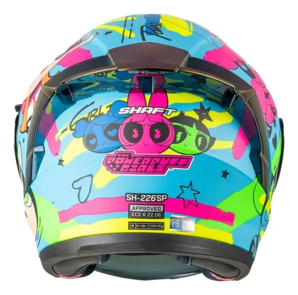 CASCO DE MOTO SHAFT SH-226SP POWERPUFF + MICA TRANSPARENTE DE REGALO 🎁 EDICIÓN LIMITADA🔥 El casco SH-226SP de la marca Shaft es una edición limitada en colaboración con Cartoon Network, diseñada para los fanáticos de la animación que buscan estilo y seguridad en la carretera. Detalles: Carcasa de ABS: Fabricada con termoplástico de alta resistencia, proporciona una protección sólida en caso de impacto. Tecnología SAT: El interior del casco está equipado con la tecnología de absorción de impactos para una protección efectiva durante la conducción. Tapizado de lujo personalizado: Fabricado en tela 100% de poliéster con propiedades antibacterianas, ofrece una comodidad y ajuste excepcionales para el usuario. Visor de policarbonato con protección UV y anti-scratch: Ofrece una visión clara y protegida durante la conducción, además cuenta con un visor interior abatible para adaptarse a diferentes condiciones de luz. Ventilaciones superiores regulables: Permiten una circulación de aire personalizada para mantener la cabeza fresca y seca en todo momento. Salidas posteriores fijas: Permiten la evacuación eficiente del aire al interior del casco, proporcionando una ventilación óptima. Sistema de broche micrométrico ajustable: Asegura un cierre seguro y un ajuste personalizado para cada usuario. Preparado para intercomunicador: Listo para integrar un sistema de intercomunicador para una experiencia de conducción conectada. Compatible con Pinlock: Permite la integración del Pinlock (no incluido) para mantener una visión clara en condiciones de humedad. Certificaciones de seguridad: Cumple con la norma europea ECE-R 2206 y Decreto Supremo N° 231, de 2000 de Ministerio de Transportes y Telecomunicaciones de Chile. Sistema de SOS de remoción rápida de acolchado en caso de accidentes: Permite una atención rápida en caso de emergencia. Incluye: Visor transparente y visor de color. Alerón trasero. Kit de repuestos para el sistema de fijación del visor. Funda protectora. El casco SH-226SP de Shaft es una excelente opción, ofreciendo una experiencia completa y segura para los motociclistas