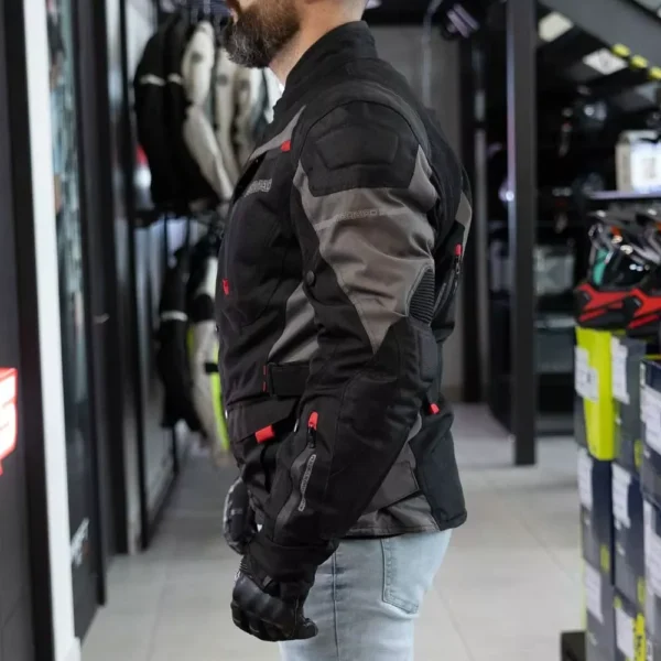 CHAQUETA ARMAD GEAR NORD IMPERMEABLE 🔥 La chaqueta Nord de la marca Armad Gear redefine la experiencia de conducción, combinando innovación y comodidad para ofrecer una prenda excepcional para motociclistas. Detalles: Marca: Armad Gear Modelo: Nord Sistema de Ventilación Air-Flow: Incluye tomas de aire estratégicamente ubicadas en hombros, mangas, brazos y espalda para un flujo de aire óptimo. Paneles de Ventilación: Paneles en el pecho con malla (mesh) para mayor ventilación, cubiertos con un panel de Maxdura, ideales para días fríos. Visibilidad Mejorada: Logos reflectantes en brazos, espalda y cintura para una mayor visibilidad en condiciones de poca luz. Comodidad Personalizada: Paneles elásticos en hombros, espalda y brazos para una comodidad excepcional durante el trayecto. Amplio Almacenamiento: Dos bolsillos frontales con velcro y un bolsillo grande en la espalda baja para fácil acceso y almacenamiento. Alta Resistencia: Capa externa de Maxdura, resistente a la abrasión y al agua, diseñada para enfrentar diversos entornos. Forro Impermeable y Transpirable: Forro interno impermeable con micro perforaciones para una ventilación eficiente. Protección Certificada: Incluye protecciones desmontables y certificadas para una seguridad superior. Refuerzo Estratégico: Paneles de Maxdura en los hombros y brazos para una durabilidad adicional. Cierres YKK: Garantizando calidad con cierres duraderos y confiables. Ajuste Personalizado: Cierre principal con doble recubrimiento interno para evitar el paso del viento y agua, ajuste con broche en el antebrazo y velcro en la manga y parte superior del brazo. La chaqueta Nord de Armad Gear es la elección perfecta para los motociclistas que buscan seguridad, confort y tecnología avanzada en cada aventura.
