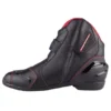 BOTINES AUGI AR2🔥 Descripción: Las botas Augi AR2 fusionan un diseño urbano con un toque deportivo, proporcionando a los motociclistas modernos un equilibrio perfecto entre estilo y funcionalidad. Detalles: Diseño: Estilo urbano con un look deportivo, ideal para el día a día. Material: Cubierta superior de cuero de microfibra para durabilidad y resistencia. Ajuste Preciso: Sistema de bucle superior que asegura un ajuste firme y personalizado. Protecciones: Incorporan protecciones externas de TPU en el talón, punta y tobillo, garantizando seguridad en zonas clave. Flexibilidad: Paneles diseñados para ofrecer mayor flexibilidad y comodidad durante la conducción. Comodidad Interna: Forro interior cómodo y transpirable que mantiene tus pies frescos. Cierre Seguro: Sistema de cierre lateral con tapa superior de velcro para un ajuste seguro. Durabilidad: Costuras reforzadas en zonas de alta tensión, aumentando la vida útil de las botas. Suela Antideslizante: Fabricada en caucho natural, proporciona un agarre óptimo en diversas superficies. Ventilación: Entradas y salidas de aire incorporadas para una mejor circulación del aire. Protección Reemplazable: Protector externo del pie reemplazable para mayor durabilidad. Confort Adicional: Plantilla acolchada que ofrece un extra de comodidad durante largas jornadas. Funcionalidad Extra: Protector de pata de cambios incorporado y refuerzo de nailon rígido en el tobillo para una protección extra. Las botas Augi AR2 son la elección ideal para los motociclistas que buscan combinar estilo urbano con la protección y funcionalidad necesarias para sus recorridos.