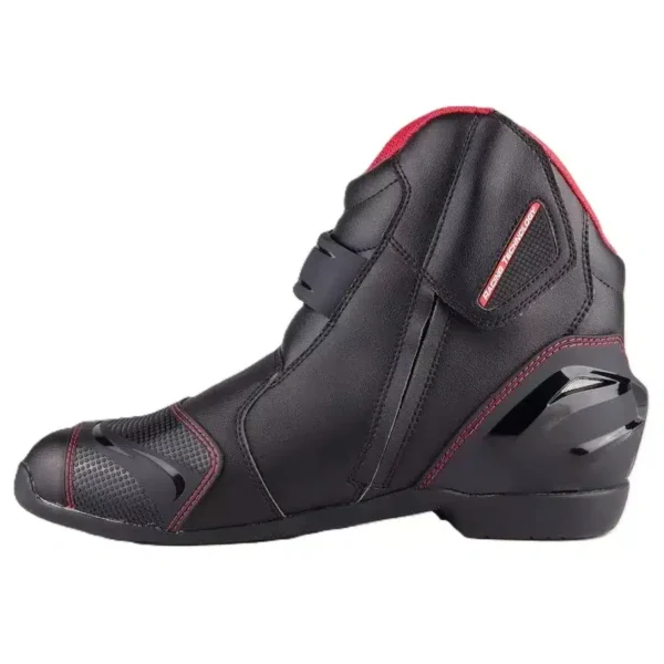 BOTINES AUGI AR2🔥 Descripción: Las botas Augi AR2 fusionan un diseño urbano con un toque deportivo, proporcionando a los motociclistas modernos un equilibrio perfecto entre estilo y funcionalidad. Detalles: Diseño: Estilo urbano con un look deportivo, ideal para el día a día. Material: Cubierta superior de cuero de microfibra para durabilidad y resistencia. Ajuste Preciso: Sistema de bucle superior que asegura un ajuste firme y personalizado. Protecciones: Incorporan protecciones externas de TPU en el talón, punta y tobillo, garantizando seguridad en zonas clave. Flexibilidad: Paneles diseñados para ofrecer mayor flexibilidad y comodidad durante la conducción. Comodidad Interna: Forro interior cómodo y transpirable que mantiene tus pies frescos. Cierre Seguro: Sistema de cierre lateral con tapa superior de velcro para un ajuste seguro. Durabilidad: Costuras reforzadas en zonas de alta tensión, aumentando la vida útil de las botas. Suela Antideslizante: Fabricada en caucho natural, proporciona un agarre óptimo en diversas superficies. Ventilación: Entradas y salidas de aire incorporadas para una mejor circulación del aire. Protección Reemplazable: Protector externo del pie reemplazable para mayor durabilidad. Confort Adicional: Plantilla acolchada que ofrece un extra de comodidad durante largas jornadas. Funcionalidad Extra: Protector de pata de cambios incorporado y refuerzo de nailon rígido en el tobillo para una protección extra. Las botas Augi AR2 son la elección ideal para los motociclistas que buscan combinar estilo urbano con la protección y funcionalidad necesarias para sus recorridos.