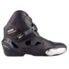 BOTINES AUGI AR2🔥 Descripción: Las botas Augi AR2 fusionan un diseño urbano con un toque deportivo, proporcionando a los motociclistas modernos un equilibrio perfecto entre estilo y funcionalidad. Detalles: Diseño: Estilo urbano con un look deportivo, ideal para el día a día. Material: Cubierta superior de cuero de microfibra para durabilidad y resistencia. Ajuste Preciso: Sistema de bucle superior que asegura un ajuste firme y personalizado. Protecciones: Incorporan protecciones externas de TPU en el talón, punta y tobillo, garantizando seguridad en zonas clave. Flexibilidad: Paneles diseñados para ofrecer mayor flexibilidad y comodidad durante la conducción. Comodidad Interna: Forro interior cómodo y transpirable que mantiene tus pies frescos. Cierre Seguro: Sistema de cierre lateral con tapa superior de velcro para un ajuste seguro. Durabilidad: Costuras reforzadas en zonas de alta tensión, aumentando la vida útil de las botas. Suela Antideslizante: Fabricada en caucho natural, proporciona un agarre óptimo en diversas superficies. Ventilación: Entradas y salidas de aire incorporadas para una mejor circulación del aire. Protección Reemplazable: Protector externo del pie reemplazable para mayor durabilidad. Confort Adicional: Plantilla acolchada que ofrece un extra de comodidad durante largas jornadas. Funcionalidad Extra: Protector de pata de cambios incorporado y refuerzo de nailon rígido en el tobillo para una protección extra. Las botas Augi AR2 son la elección ideal para los motociclistas que buscan combinar estilo urbano con la protección y funcionalidad necesarias para sus recorridos.