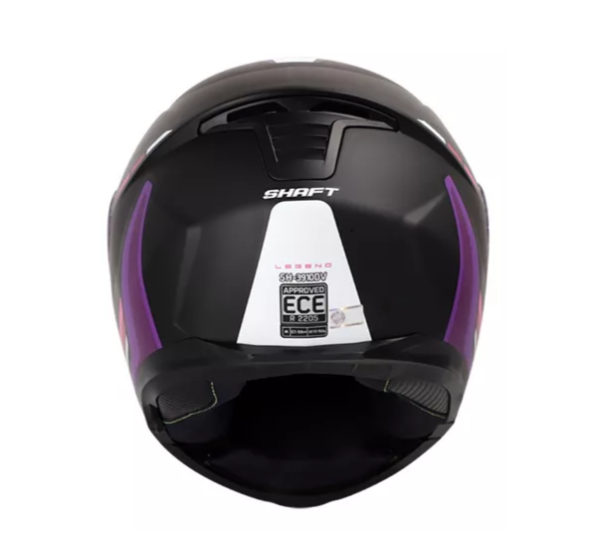 CASCO SHAFT 3910DV LEGEND🔥 El casco abatible Shaft modelo 3910DV ofrece versatilidad y rendimiento, combinando características de seguridad y comodidad para una experiencia de conducción óptima. Detalles: Marca: Shaft Modelo: 3910DV Material: Carcasa de ABS, un termoplástico de alta resistencia para una protección robusta. Transición de Modos: Botón externo en la zona de la barbilla para una fácil transición entre modos. Interior: Removible, lavable y antibacterial, fabricado en EPS (poliestireno de alta densidad) con tela de microfibra de poliéster para una comodidad excepcional. Cubre Barbilla: Tela que ayuda a impedir el ingreso de viento al interior del casco. Peso: 1.670 gramos (+- 50 gramos), proporcionando una protección sólida sin sacrificar la comodidad. Visor: Protección UV y resistente a rayaduras para una visión clara y protegida. Visor Interior Polarizado Abatible: Ofrece versatilidad al adaptarse a condiciones de iluminación cambiantes. Ventilaciones: Frontales superior e inferior y salidas posteriores para una circulación de aire eficiente. Sistema de Cierre: Broche micrométrico ajustable, asegura un cierre seguro y un ajuste personalizado. Certificación: Norma ECE-R 2205, cumpliendo con los estándares de seguridad europeos. Visor Preparado para Pinlock 30: (Se vende por separado) para mantener la visión clara en condiciones de humedad. Bloqueo Incorporado: Evita la caída de la barbilla al circular con el casco abierto, mejorando la seguridad. Broches Metálicos de Alta Calidad: En la zona de anclaje de la barbilla, garantizando durabilidad y resistencia. El casco abatible 3910DV de Shaft ofrece un equilibrio perfecto entre seguridad, comodidad y funcionalidad para los motociclistas que buscan una opción versátil en sus trayectos. Cuenta con: Funda protectora